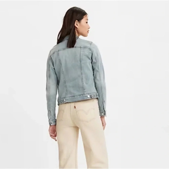 Levi’s • Original Trucker Jacket in Jeanie Medium Wash - Picture 2 of 8